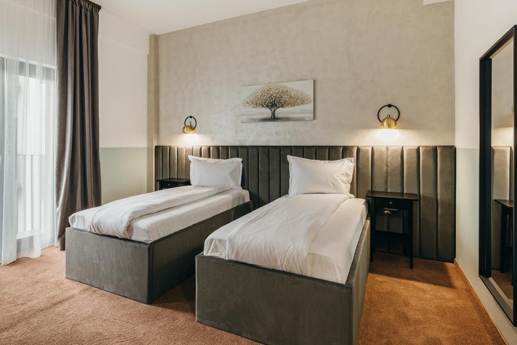 Hotel Agora Mures เตอร์กู-มูเรช ภายนอก รูปภาพ