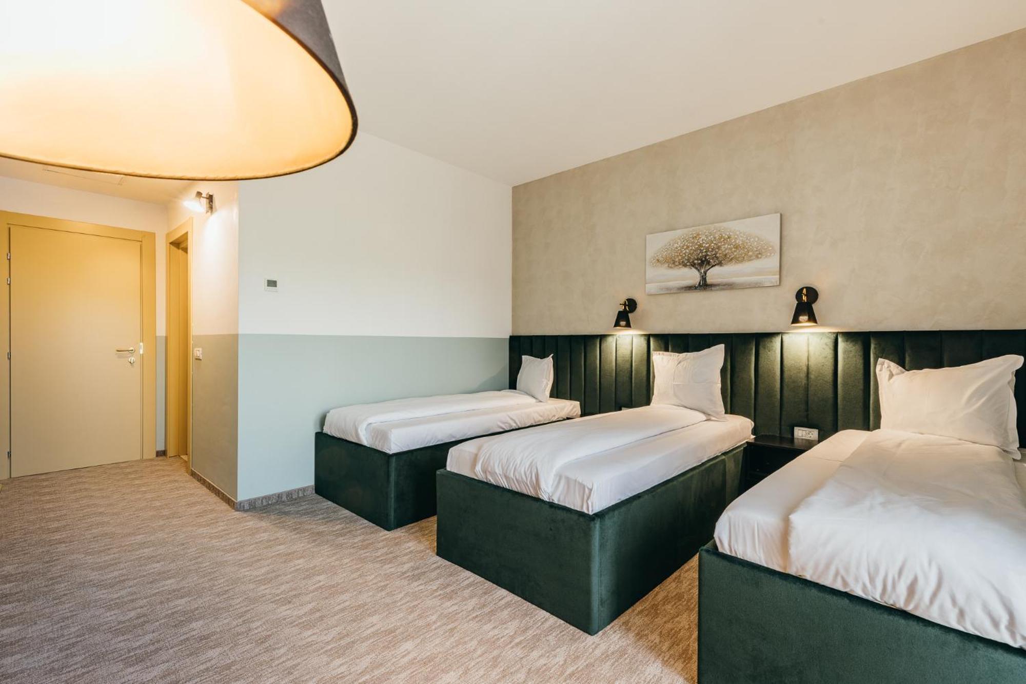 Hotel Agora Mures เตอร์กู-มูเรช ภายนอก รูปภาพ
