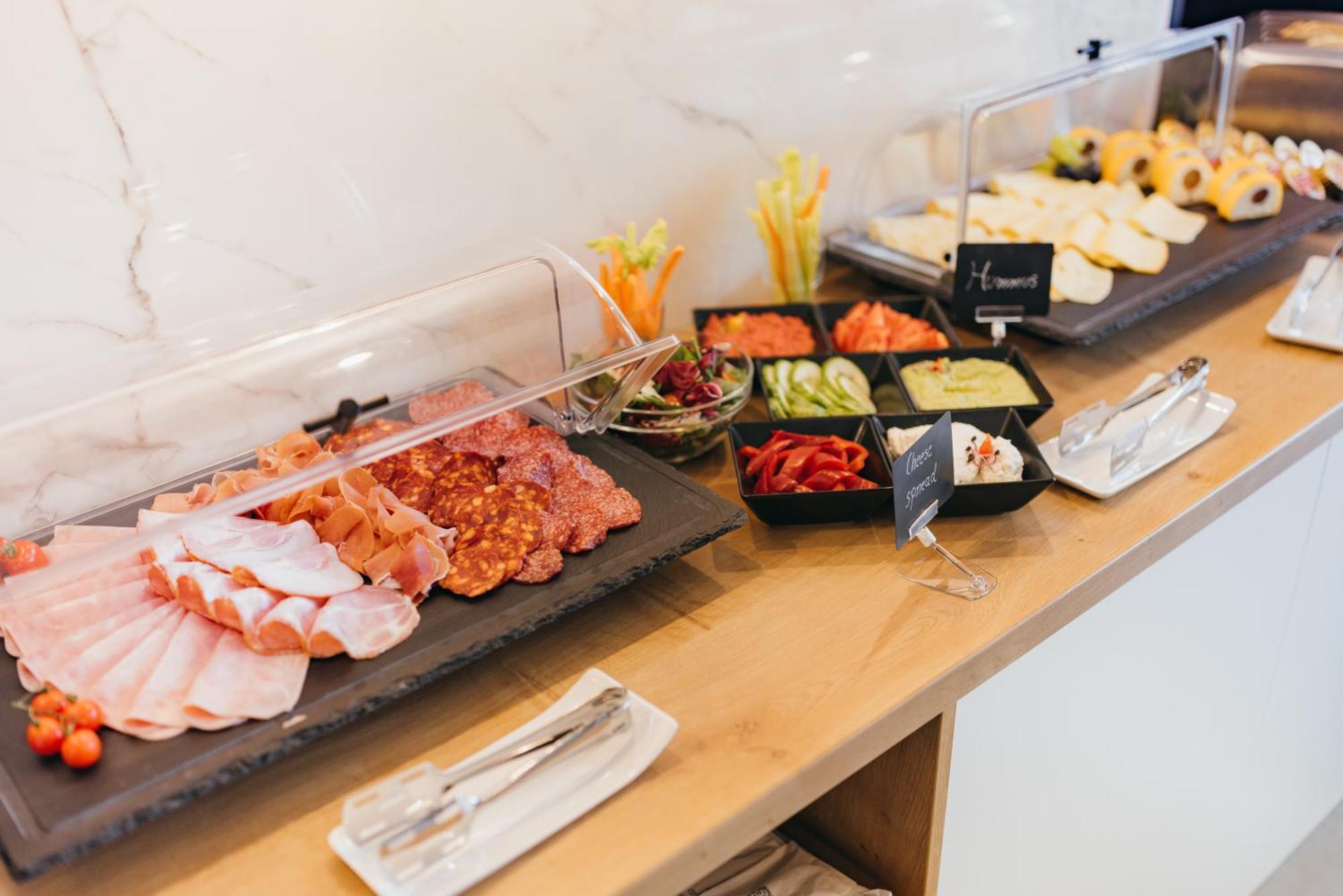 Hotel Agora Mures เตอร์กู-มูเรช ภายนอก รูปภาพ