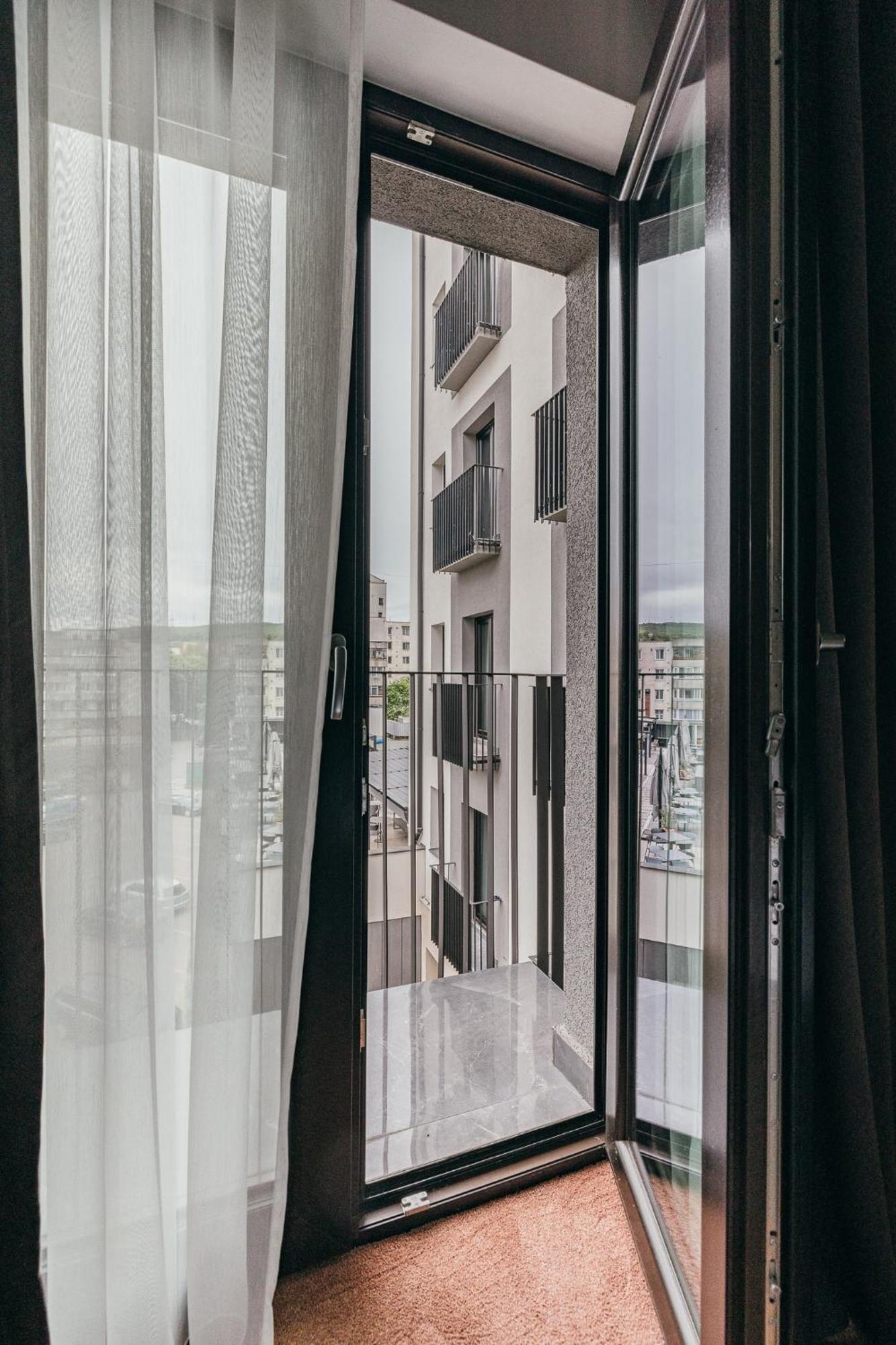 Hotel Agora Mures เตอร์กู-มูเรช ภายนอก รูปภาพ