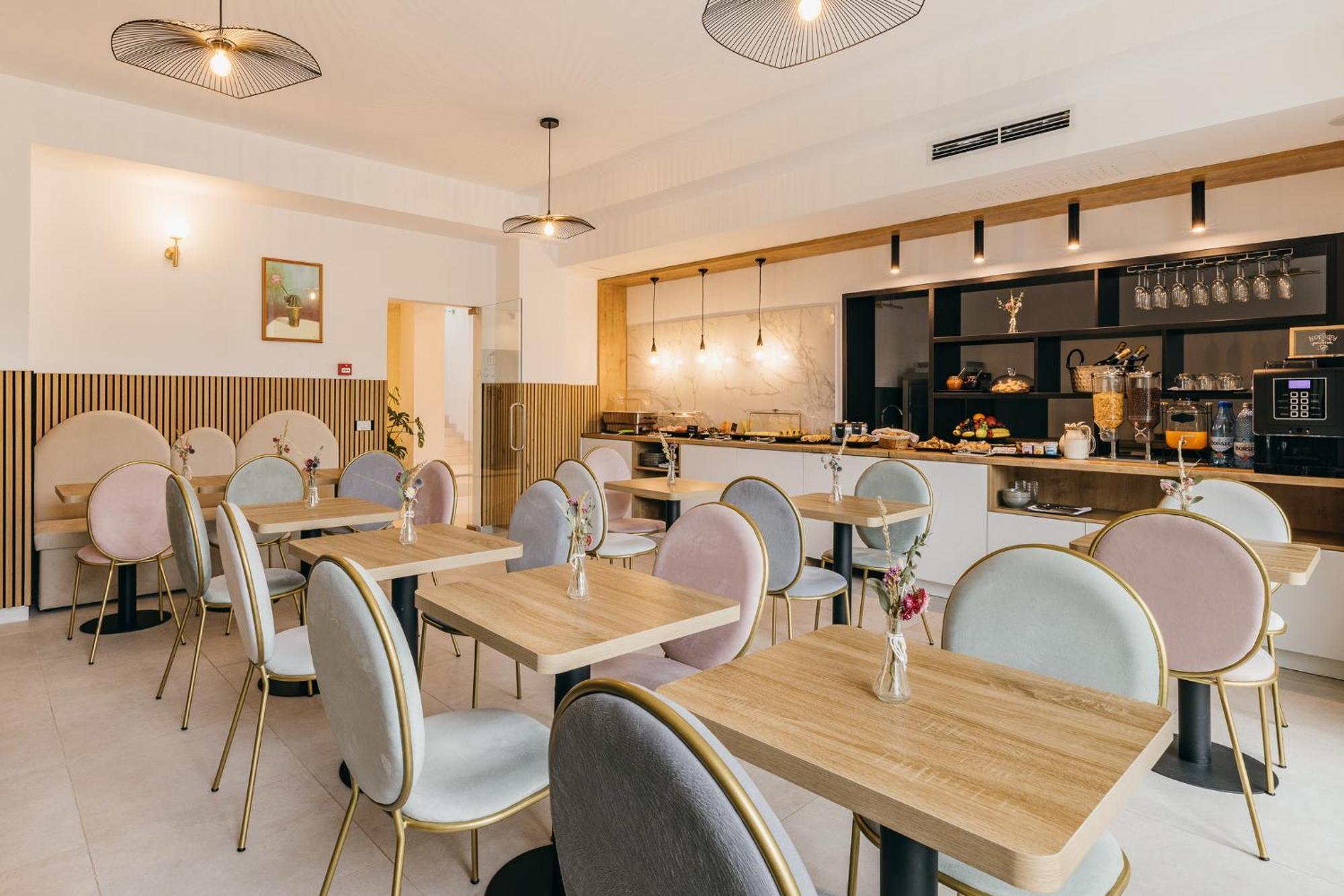 Hotel Agora Mures เตอร์กู-มูเรช ภายนอก รูปภาพ